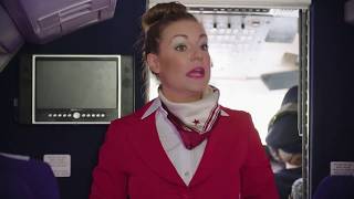 Stewardess Eva uit Rotterdam geeft instructies  Klikbeet [upl. by Ridgley]