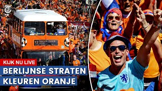 KIJK LIVE totale Oranjegekte tijdens parade door Berlijnse straten [upl. by Seibold]