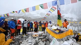 Un alpiniste népalais gravit lEverest pour la 25ème fois un record mondial [upl. by Euqinotna]