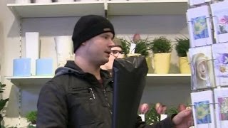 Henrik sjunger om konkelbär i blomsterbutiken  Snurra flaskan TV4 Play [upl. by Pernas310]