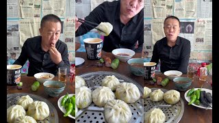 Daily Meals in Northeastern Chinese Countryside Making and Eating Baozi Steamed Buns Today [upl. by Zachar]