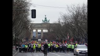 Berlin Neujahrslauf 1 Januar 2024 Unter den Linden Teilnehmer mit Fahnen [upl. by Wicks2]