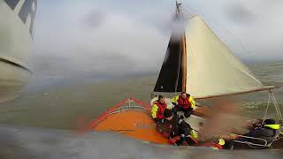 Vaartuig met lekkage op het IJsselmeer [upl. by Nnylidnarb]