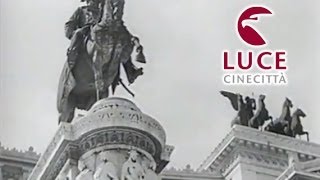 La celebrazione a Roma alla presenza del Duce Sullaltare della patria il duce consegna le [upl. by Norby196]