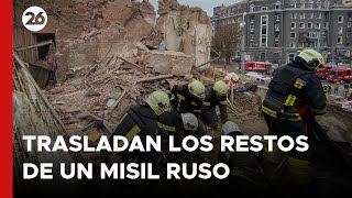 UCRANIA  Los rescatistas están trasladando los restos de un misil ruso [upl. by Lewanna]