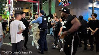 【喧嘩】ブチギレ！ムキムキのクラブセキュリティ 警察官が止めに入る 新宿・渋谷スクランブル交差点ライブカメラ  Shibuya Scramble Crossing Live Camera 68 [upl. by Notgnilliw]