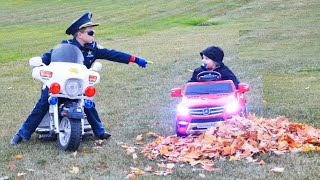 Little Heroes Use the Police Motorcycle to Play in the Leaves [upl. by Nnairrehs24]