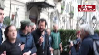 Torino ragazza trascinata dai poliziotti e caricata su blindato Manifestanti quotLasciatelaquot [upl. by Mingche]