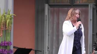 Hagekonsert på Aksept 2015 Wenche Myhre quotVi leverquot [upl. by Ynnattirb]