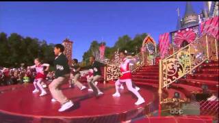 Mariah Carey  Oh Santa Live on Disney World Christmas Parade [upl. by Broderic]