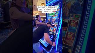 CUANDO TE DESCUIDAS Y EL TACAÑO TE BAJA LA APUESTA 😂 SUELE SUCEDER 🤣 casino comedia shorts [upl. by Nierman]