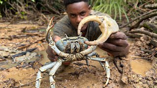 Primitive Barehand Catching Giant Crab For Food in Deep Mud Hole [upl. by Gran307]