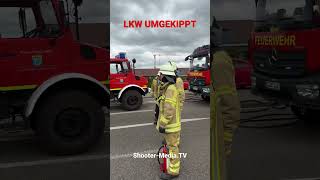 🚧 LKW umgekippt 🚨 Feuerwehr amp Bergungsdienst vor Ort shorts [upl. by Nerrej402]