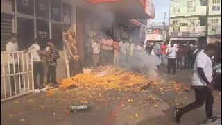 Jr NTR FANS CELEBRATIONS 💥🔥  DEVARA  VENKATESHWARA THEATRE BANGALORE jrntr devara ntr [upl. by Lertsek]