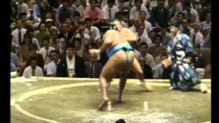 Akebono vs Wakahanada  Aki 1990 曙 対 若花田 [upl. by Akinnej183]