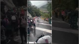 Atención  ¡El colmo Saquearon tractocamión con cerveza que se volcó en la vía IbaguéCajamarca [upl. by Misaq]