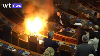 Oppositie start letterlijk een brandje in Albanese parlement [upl. by Kirsti625]