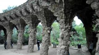 Pasadiso de columnas de piedra en el Parque Güell [upl. by Hiller]