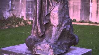 Visage dun être Gris sur une statue du cardinal Achille Liénart à Lille par JC Bourquin Kalki [upl. by Sirac378]