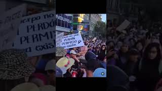 HOMBRE EN MOTO ENTRE MARCHA FEMINISTA 8M [upl. by Marchal991]