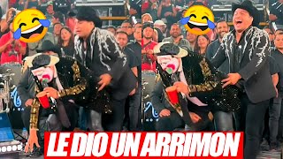 Brincos Dieras Le Hace Una BROMA a Julión Álvarez En Pleno Concierto 😂 [upl. by Ennovy713]