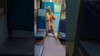 Kamariya dole dolebhojpuriin trainPratibha Ray Official [upl. by Aynodal993]