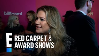 Kelly Clarkson Dishes on quotThe Voicequot and Blake Shelton  E Red Carpet amp Award Shows [upl. by Annuaerb]