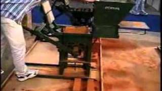 Machine a briques et blocs en terre crue fabrication maison en terre crue BTC [upl. by Opiak]