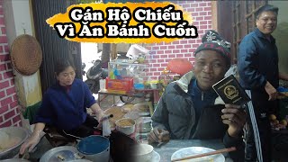 Đưa Anh Chàng Châu Phi Antonio đi ăn bánh cuốn nóng trên phố2Q Vlogs Cuộc sống Châu Phi [upl. by Jewelle]