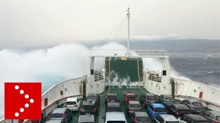 Lo stretto di Messina nella tempesta grandi onde contro i traghetti [upl. by Newmark814]