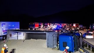 Lkw kippt auf der A3 bei Idstein um – Futtermittel verteilt sich auf der Fahrbahn [upl. by Rheinlander]