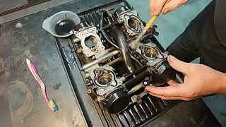 Episode 6 VFR750F RC362 Carbs outside Clean [upl. by Grimbal]