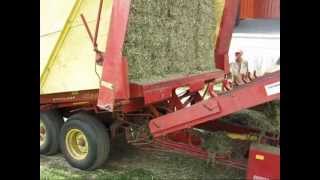 NH bale wagon single bale unload [upl. by Siskind]