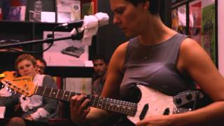 Laetitia Sadier  Oscuridad Live au Walrus Froggys Live [upl. by Imiaj]