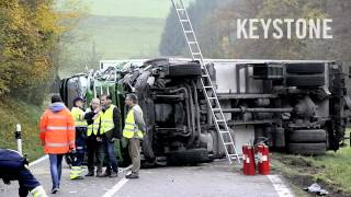 Unfall in Endingen  Lastwagen rammt Postauto [upl. by Sugna]