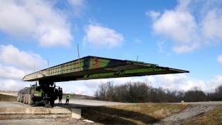 Pose dun pont par le SPRAT  13e régiment du génie [upl. by Joashus]