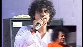 Sonu Nigam Live Performance  Sukh Ke Sab Saathi [upl. by Dahc]