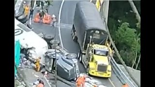 Primer accidente en doble calzada CajamarcaCalarcá tras ser estrenada un camión se volcó [upl. by Emolas]