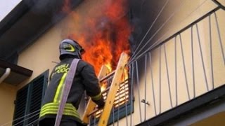 Pompieri in azione su incendio appartamento  salvataggio  VVF in sirena vigili del fuoco 2016 [upl. by Benis]