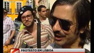 Homens da Luta ficam de cuecas na escadaria da Assembleia da República [upl. by Treacy]