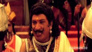 Himsinche 23va Raju Pulikesi  Vadivelu waging a war in his own style [upl. by Wildermuth566]