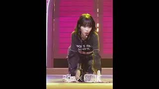 Walk em like a dog chaewon lesserafim fancam [upl. by Adidnere]