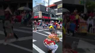 ¡Increíble 💵 Dinero Volando en Medio del Desfile 🎉 [upl. by Lletnuahs792]