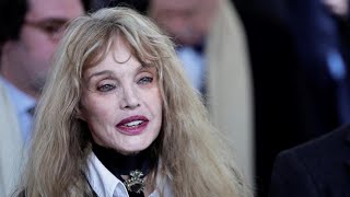 Arielle Dombasle recalée dune clivante église parisienne à cause de sa tenue [upl. by Zenia]