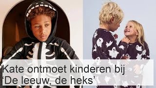 Kate ontvangt kinderen bij een productie van De leeuw de heks en de kleerkast [upl. by Gibbie]