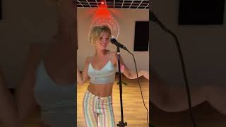 Elena Kampouris cantando [upl. by Goar]