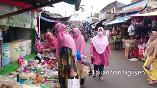 Indonesia  Pisangan Baru Market  Jakarta [upl. by Eceryt]