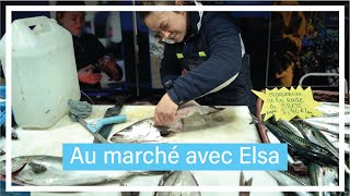 La vente de poissons au marché avec Elsa [upl. by Ardnahc]