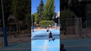 No siempre tirar al cuerpo es la mejor opcion en Pickleball 😅🤣pickleball pickleballspain [upl. by Saville]