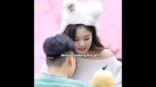 Jennie fanboy gift jennie shock 😲shortsvideo jennie blink [upl. by Nahoj]